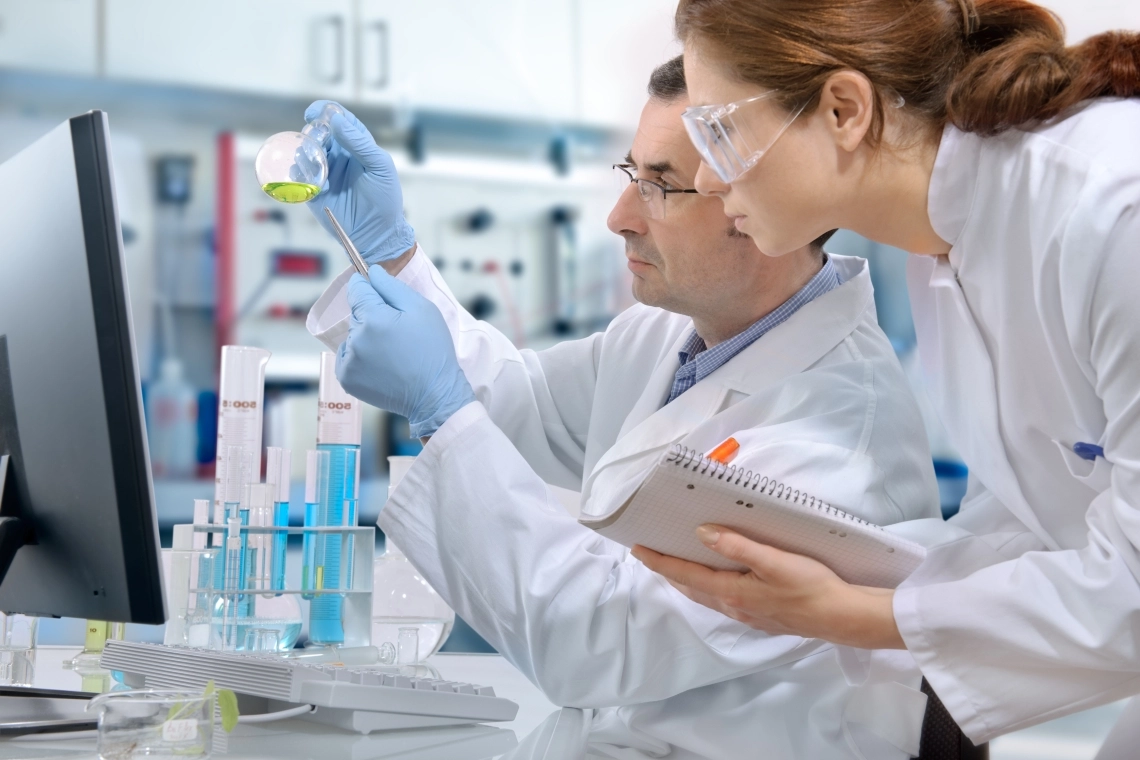 MyCond MHDM-3S Tyrėjai laboratorijoje dirba su cheminiais reagentais