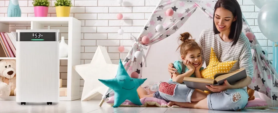 Kompaktiškas ir stilingas MYCOND Tibo Eco 12 oro sausintuvas vaikų kambaryje, patikimai šalinantis drėgmę ir turintis Wi-Fi valdymą.