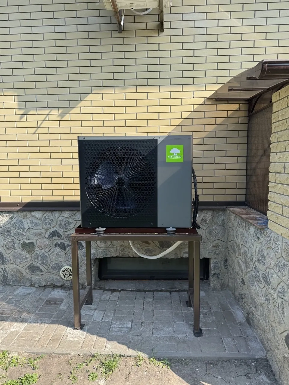Kotedžas su „Mycond Split“ šilumos siurbliais „BeeHeat“ serija