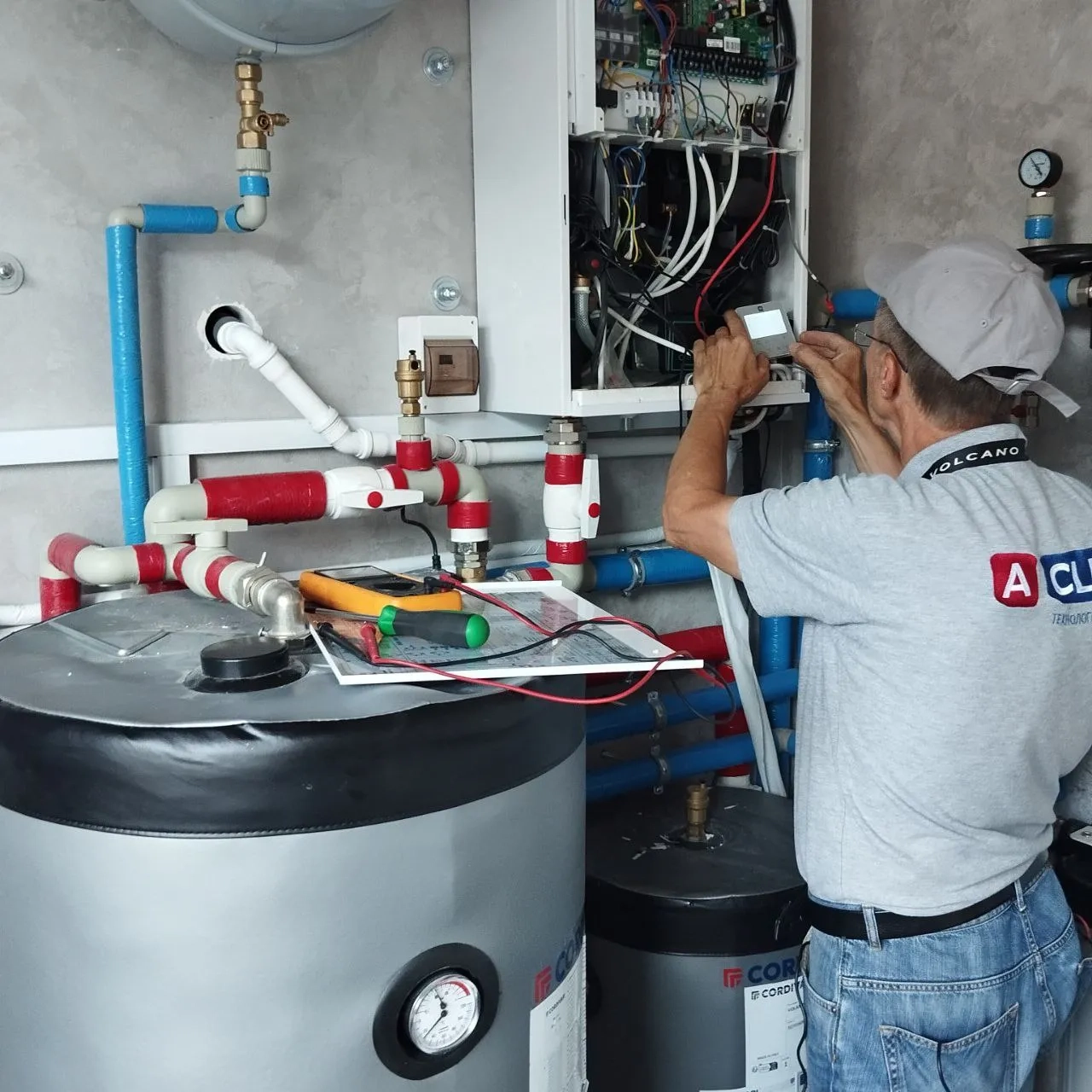 Atskiras namas su „Mycond Split“ šilumos siurbliais „BeeHeat“ serija