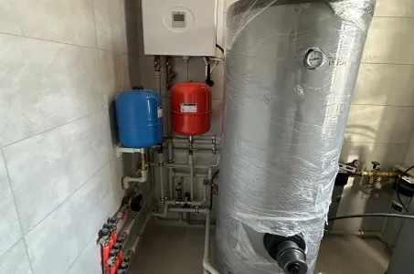 Atskirai stovinti vila su „Mycond Split“ šilumos siurbliais „BeeHeat MHS-U12BH“