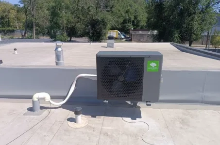 Namelio įrengimas su „Mycond Split“ šilumos siurbliais „BeeHeat“ serija