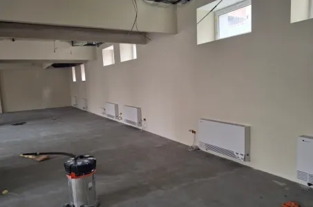 Pramoninis objektas su „Mycond“ prie sienos montuojamais ventiliatoriniais ritiniais