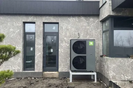 Šiuolaikinis privačios namo su Mycond BeeThermic Monoblock šilumos siurbliu